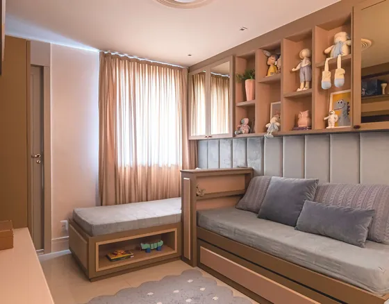 Quarto infantil com bicama, estante com bonecos e cortinas rosadas