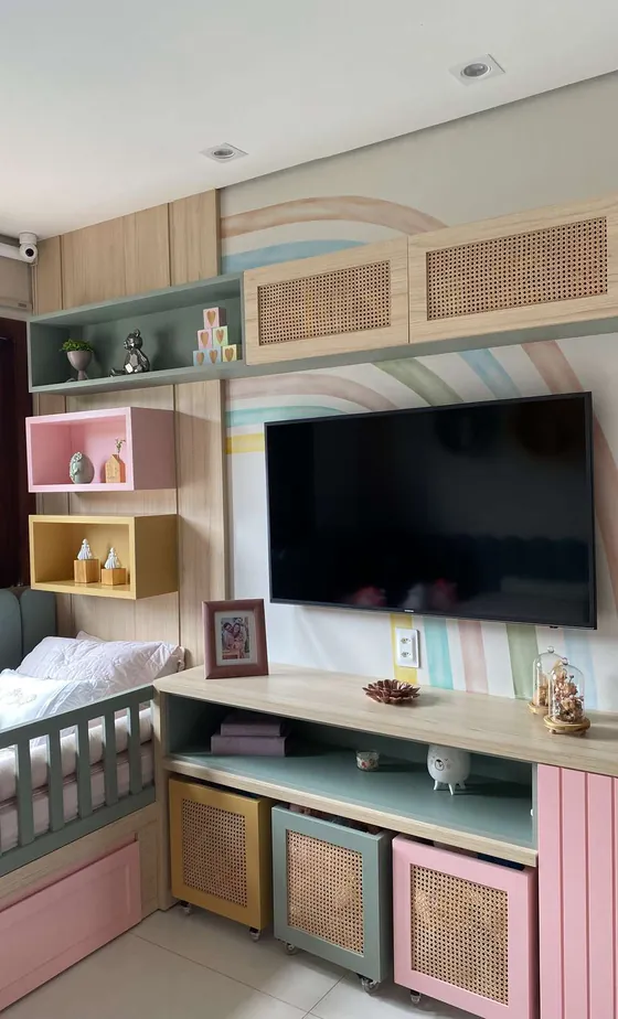 Quarto infantil com marcenaria colorida, nichos e TV